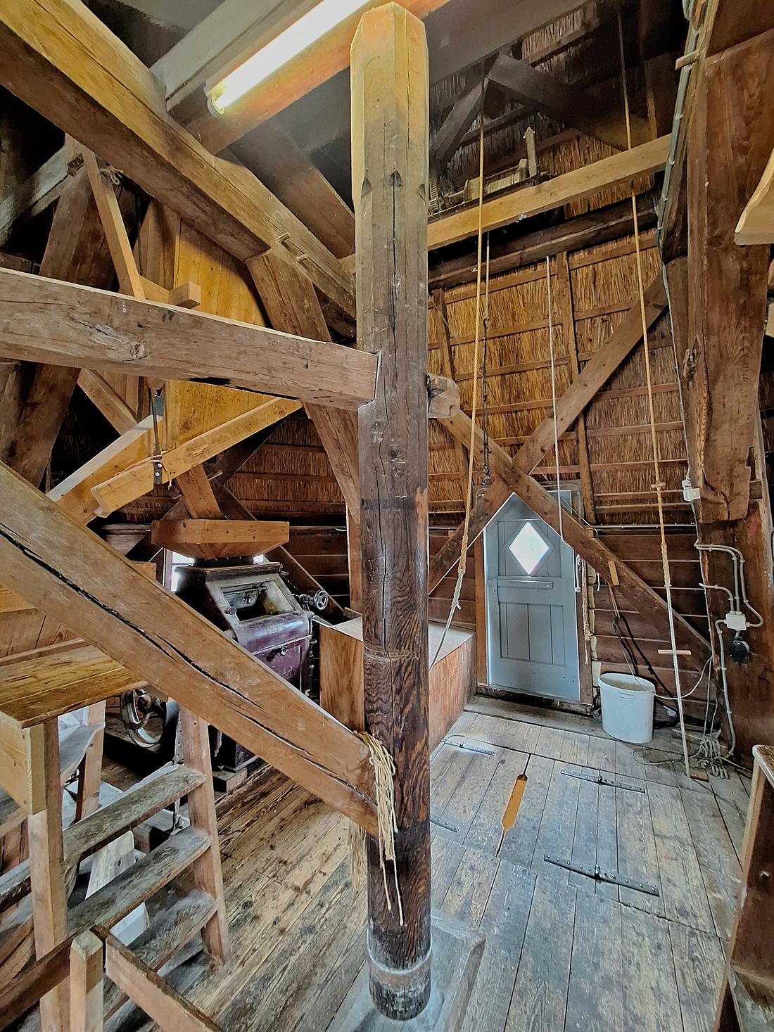 18, Molen 02634 De Lelie (Ommen), Jay Verkerk (05-08-2026)De oude pelspil, nu dienende als een deel van de steenkraan. | Database Nederlandse molens