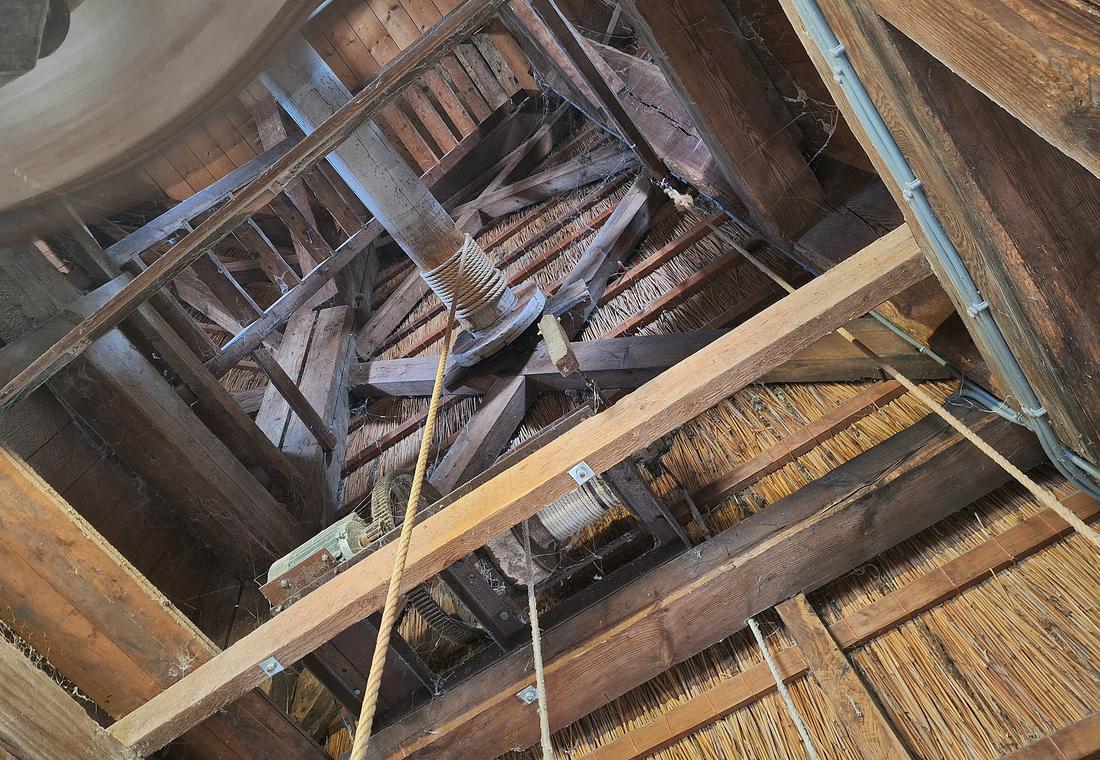 21, Molen 02634 De Lelie (Ommen), Jay Verkerk (05-08-2026)Er zijn twee luiwerken: zowel windkracht (boven) als elektrisch (onder). | Database Nederlandse molens