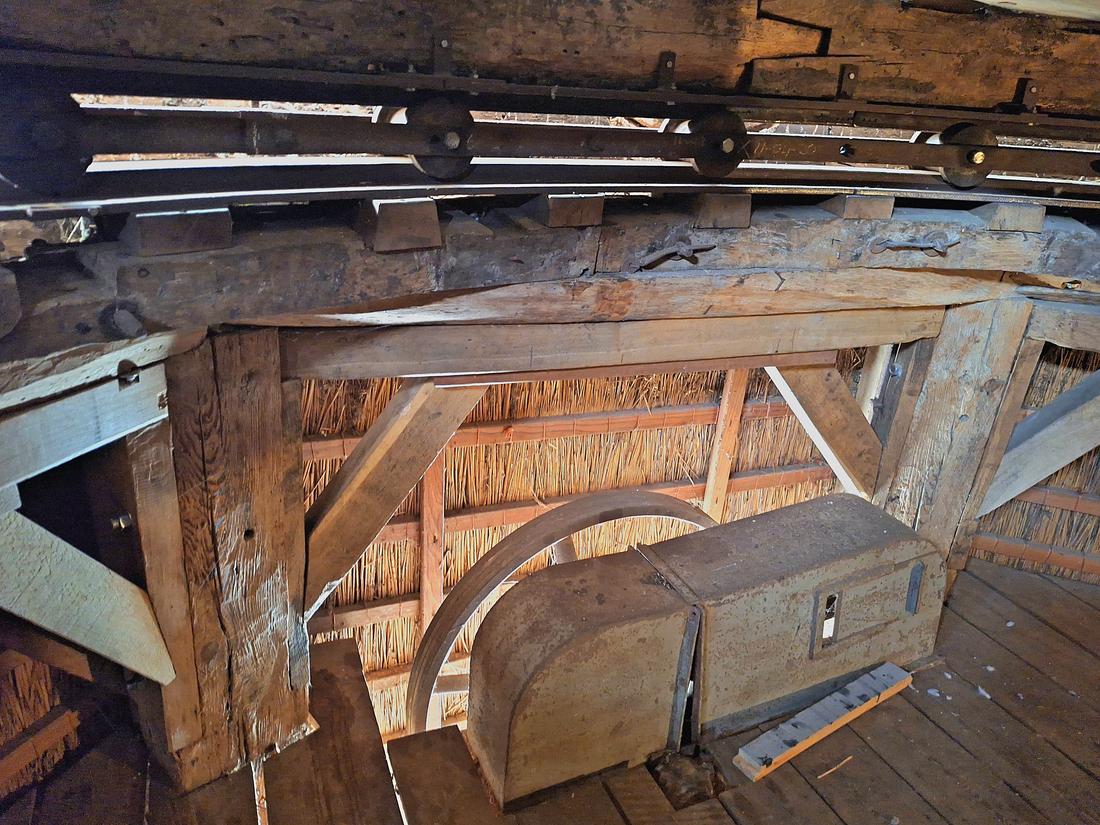 12, Molen 02636 De Konijnenbelt (Ommen), Jay Verkerk (05-08-2026)De kapzolder met de kop van de jacobsladder.&nbsp;Er ontbreken rollen om en om in het Engels kruiwerk. | Database Nederlandse molens