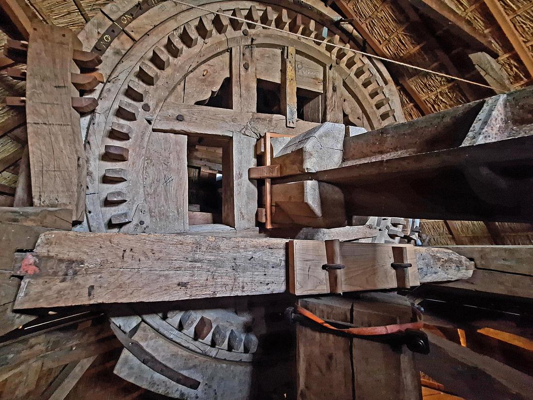 15, Molen 02636 De Konijnenbelt (Ommen), Jay Verkerk (05-08-2026)Het bovenwiel heeft sierlijke hoekstukken tussen de plooistukken. | Database Nederlandse molens