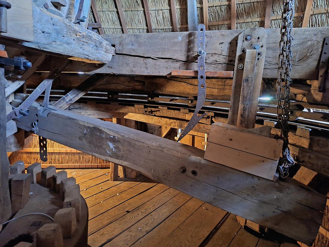 13, Molen 02636 De Konijnenbelt (Ommen), Jay Verkerk (05-08-2026)De vangbalk. De bonkelaar hangt lager dan het bovenwiel en draait dus niet mee. | Database Nederlandse molens