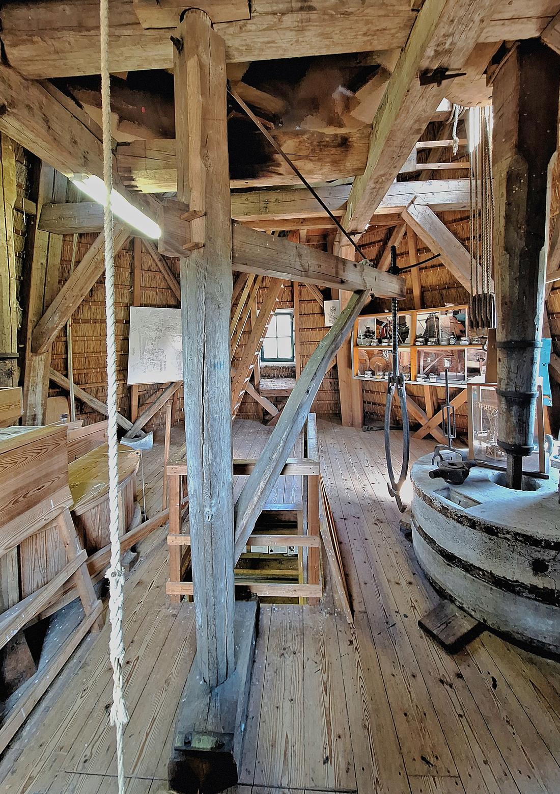 10, Molen 02637 De Besthmenermolen (Ommen), Jay Verkerk (05-08-2026)De steenzolder. De steenkraan is wel griezelig dun!&nbsp; | Database Nederlandse molens