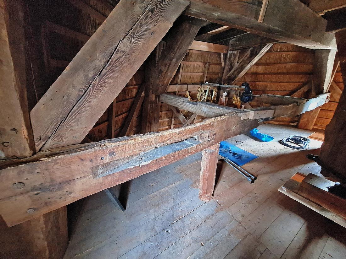 9, Molen 02636 De Konijnenbelt (Ommen), Jay Verkerk (05-08-2026)De 'ophangingen' van de verdwenen ijzerbalken voor de steenspillen. | Database Nederlandse molens