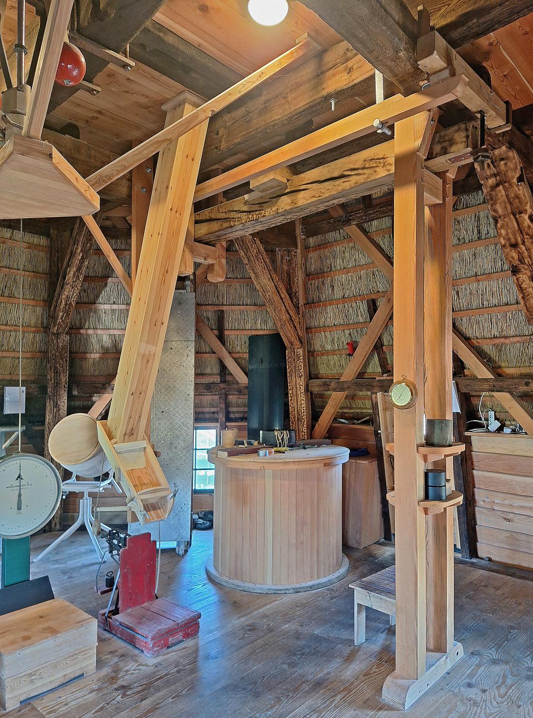7, Molen 01420 Ceres (Bovenkarspel), Jay Verkerk (08-08-2026)Het hoge paard van de maalstenen met midden achter de mengketel. | Database Nederlandse molens