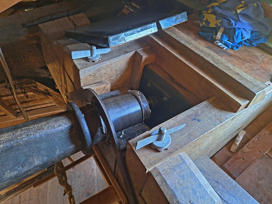 17, Molen 01420 Ceres (Bovenkarspel), Jay Verkerk (08-08-2026)Het penlager met smeerkettinkje. | Database Nederlandse molens