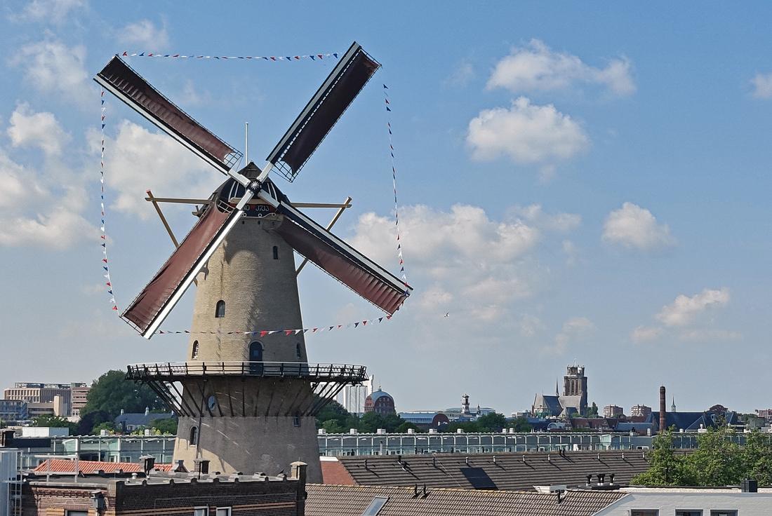 2, Molen 01516 Kyck Over Den Dyck (Dordrecht), Harry Eskes (05-09-2026)De molen vanaf een hoog punt gefotografeerd, met de historische stad op de achtergrond. | Database Nederlandse molens