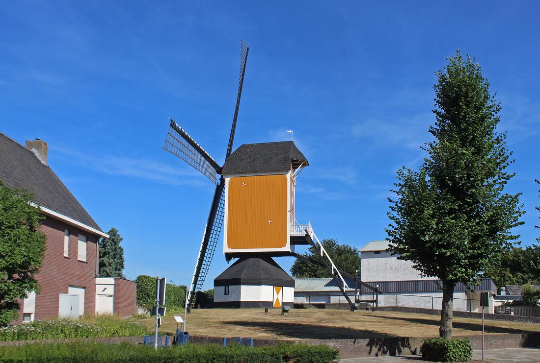 5, Molen 01938 (Naamloos) (Boekel), Denis Van Cronenburg (10-08-2022)Nog wat dichterbij gezien. Die hoge loods rechts zou voor windbelemmering zorgen! | Database Nederlandse molens