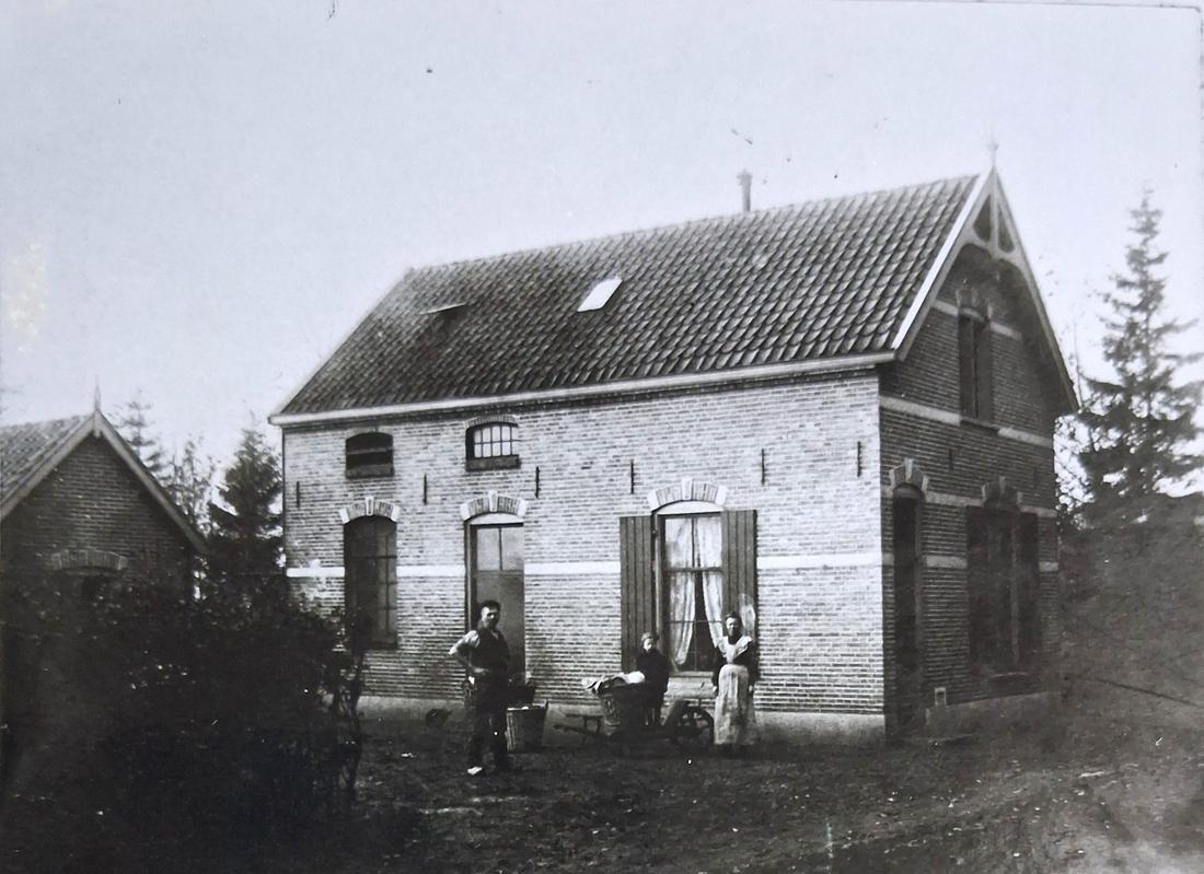 3, Molen 10266 Het Kraaijennest (Vaassen), Foto collectie Jan Verhoek, ca 1905, op de foto staan Martinus Mentink en Helena Maria Mentink-Verkleij | Database Nederlandse molens