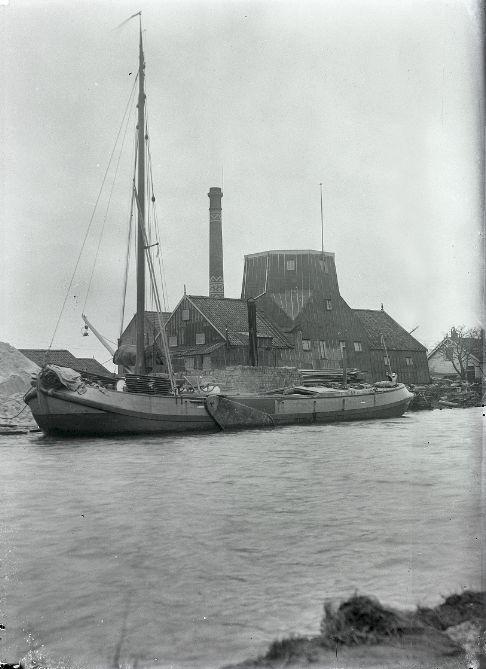 1, Molen 01168 n De Jacobus / De Grote Molen (Rotterdam, stadsdeel Overschie), naam fotograaf / datum foto&nbsp;onbekend (01-01-1920)
oud glasnegatief ca 1910-1920
Collectie Paul van den Berg | Database Nederlandse molens