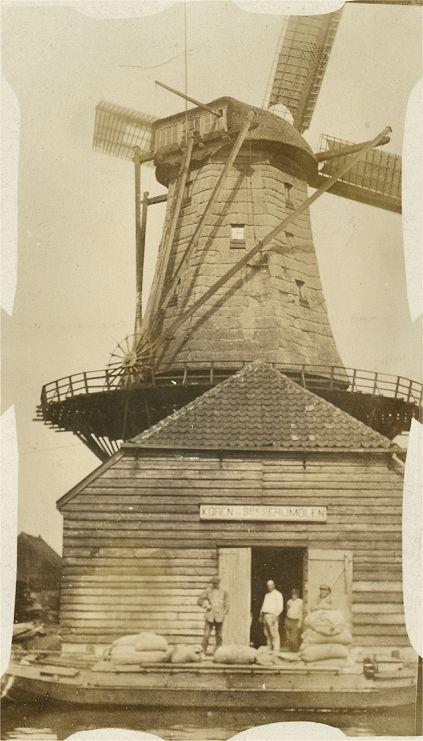 Molen 01168 o De Nieuwe Werklust (Rotterdam, stadsdeel Overschie), naam fotograaf / datum foto&nbsp;onbekend (01-01-1910)
Oude foto ca 1910, opschrift KOREN EN SPECERIJMOLEN
Collectie Paul van den Berg | Database Nederlandse molens