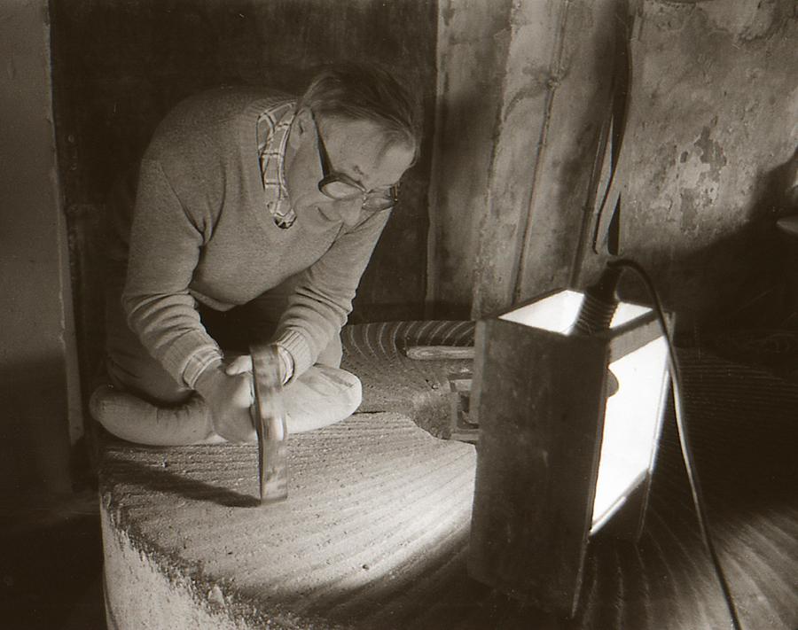 10, Molen 06907 k De Vier Winden (Vragender), De stichter van deze molen, Frans Gunnewick aan het billen.  Martin E. van Doornik (21-4-1984). | Database Nederlandse molens media-bestand