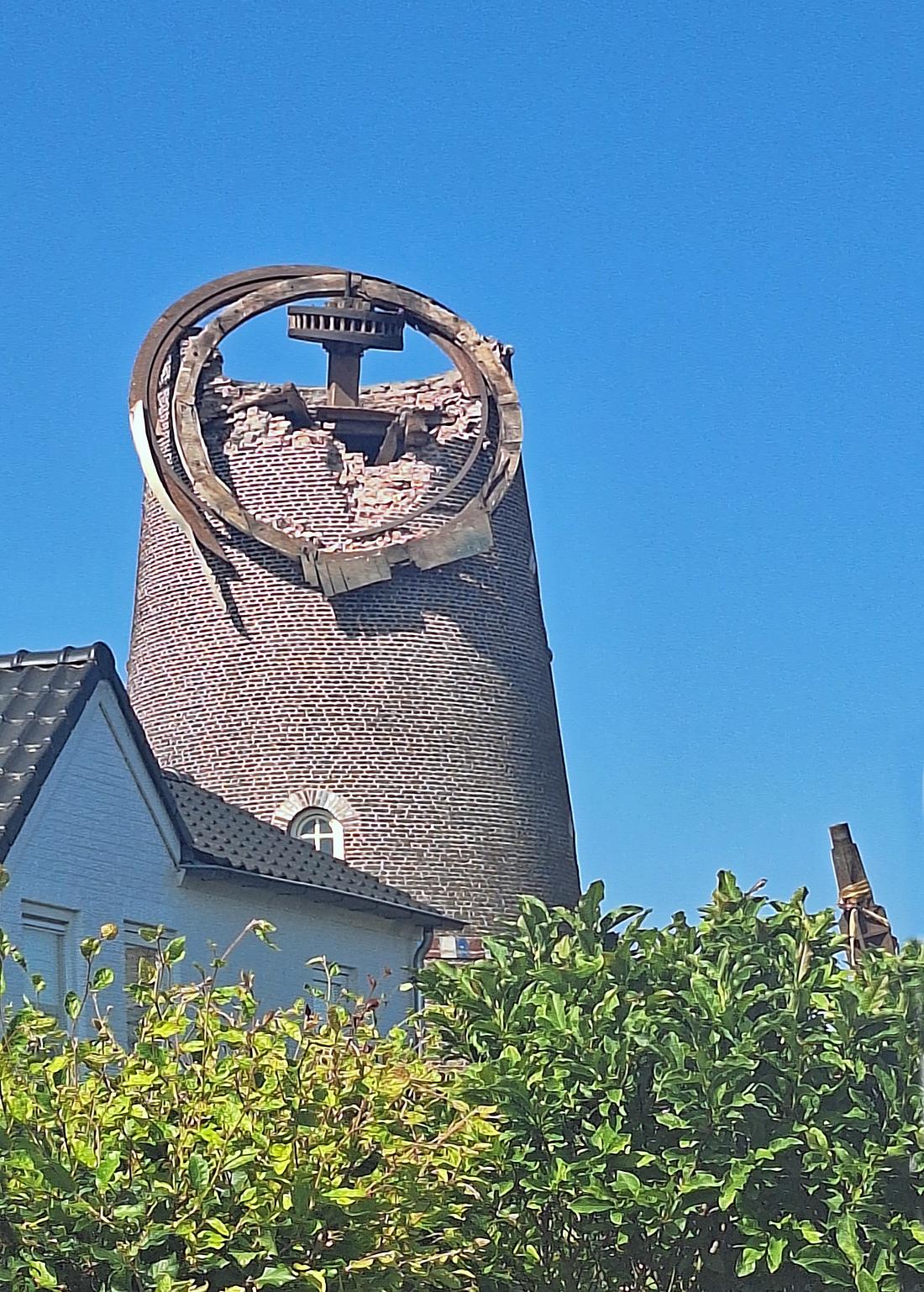 1, Molen 02497 Zilster Molen (Veldhoven-Zeelst), Tony Hop (28-06-2026)Ravage met de kruiring nog aan de koningspil. | Database Nederlandse molens