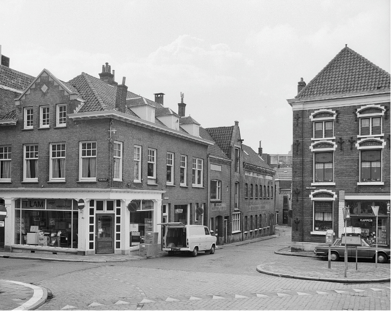 1, Molen Grutterij van Jan Roodenburg - Suikerstraat (Dordrecht), Deel van een foto coll. RCE.
De Suikerstraat met op de hoek het pand van de grutterij met verder de Suikerstraat in, de pakhuizen | Database Nederlandse molens