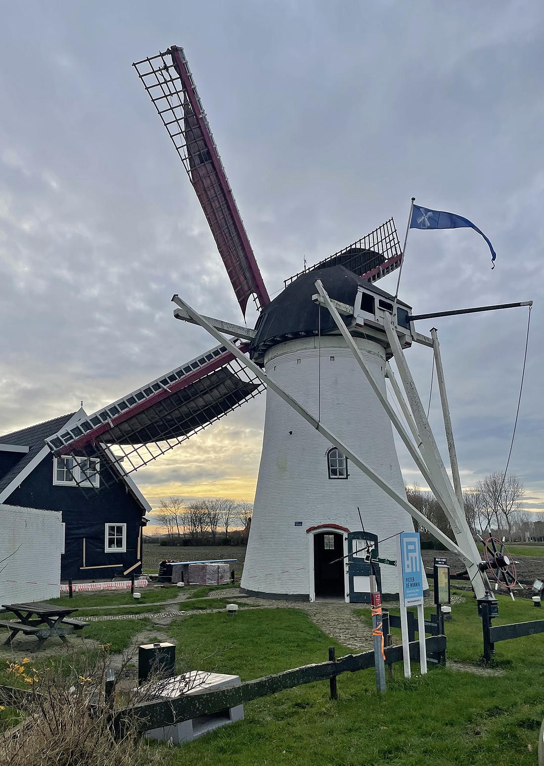 1, Molen 04901 't Hert / Oostermolen (Ellemeet), Jean-Paul Kardux (15-01-2026)Molen ʼt Hert in volle glorie! Achter de witte schuur is er een nieuw huis gebouwd. | Database Nederlandse molens