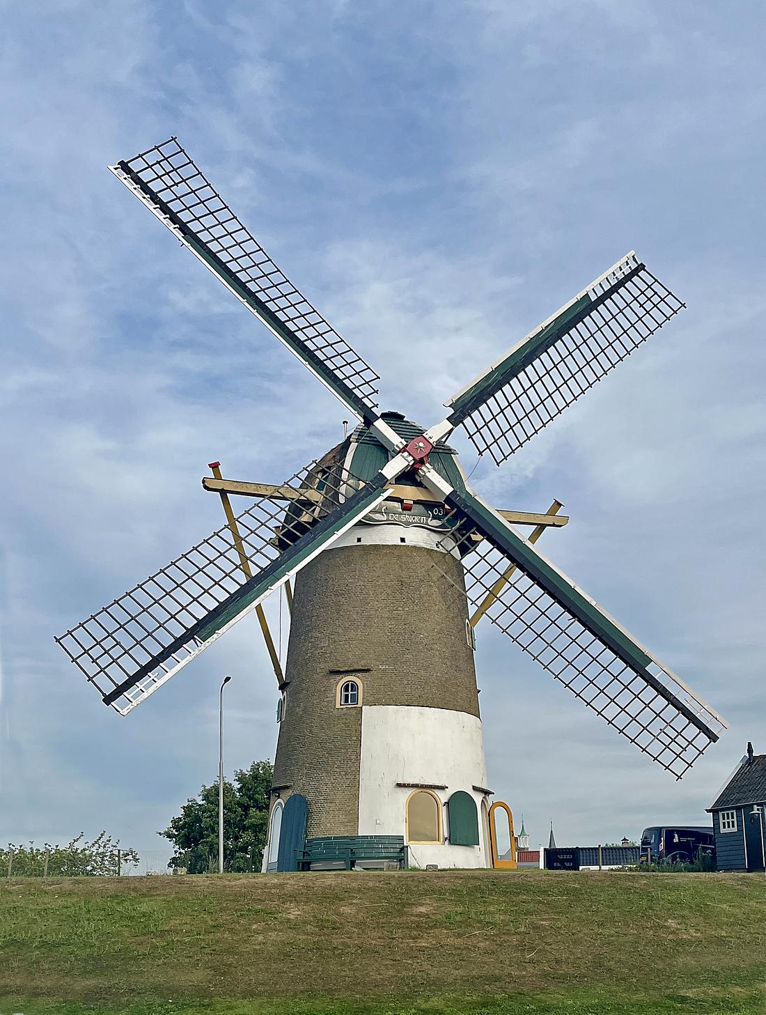 Molen 02769 De Swaen (vh. Windlust) (Nieuw-Beijerland), William Bouter (03-07-2026)De molen staat inmiddels stil vanwege afgekeurde roeden.&nbsp;Maar zo nu en dan wordt de kap in een andere positie gebracht. | Database Nederlandse molens