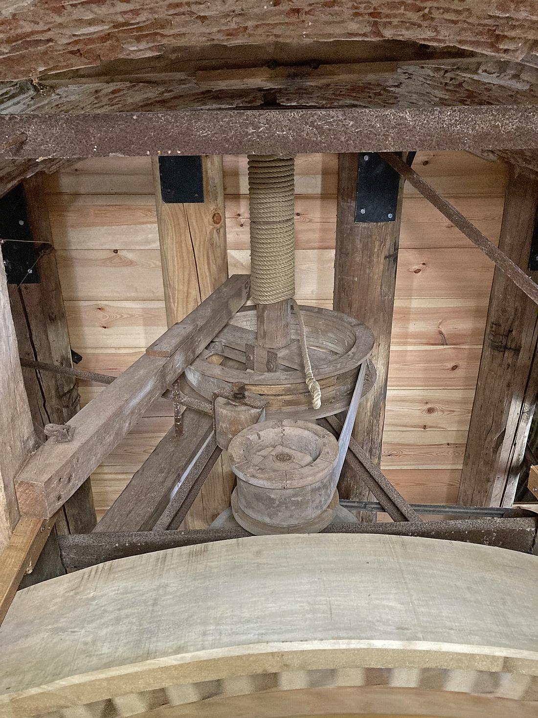 7, Molen 02663 De Hoop (Lienden), Peter van Kuik (04-07-2026)Het elektrisch luiwerk, dat nog dateert uit de tijd dat de molen normaal in bedrijf was. Het zal bedrijfsvaardig worden gemaakt.&nbsp; | Database Nederlandse molens