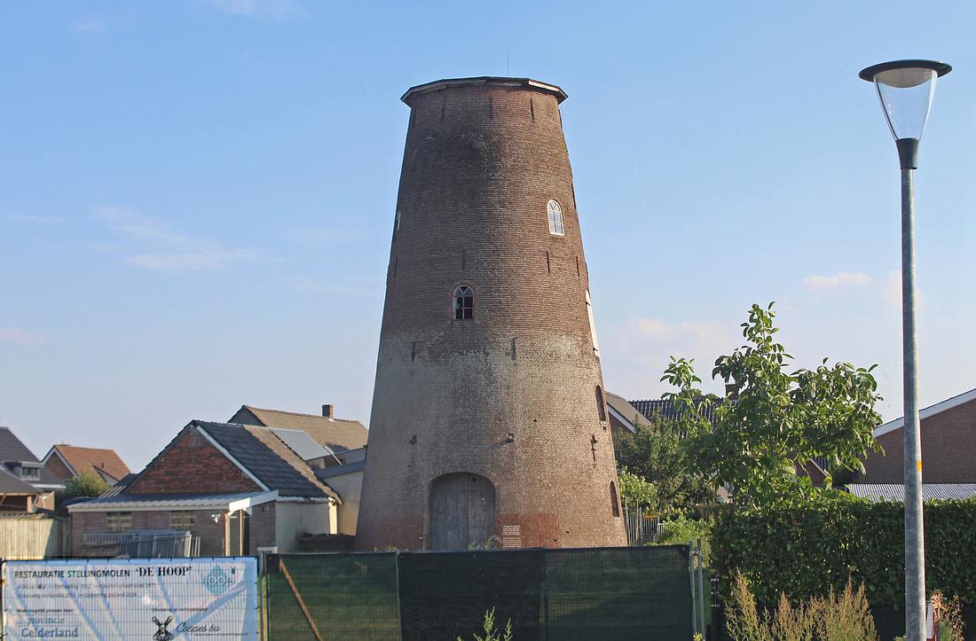 10, Molen 02663 De Hoop (Lienden), Denis Van Cronenburg (24-08-2022)Het molenrestant vóór de completering. Links een bouwbord. | Database Nederlandse molens