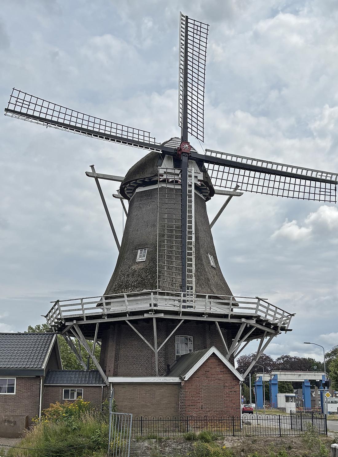Molen 02731 Nooitgedacht (Veenoord), Jasper Dekker (06-07-2026)De molen is nu ontdaan van zeilen en windborden. | Database Nederlandse molens