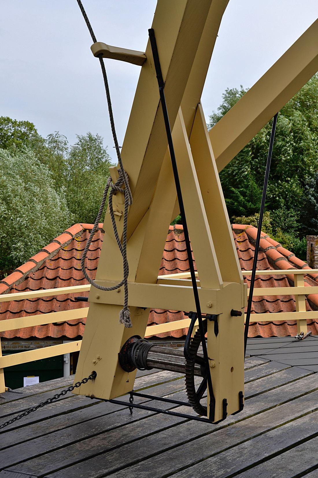 5, Molen 01174 f Babbersmolen (Schiedam), Rob Pols (28-06-0206)De kruilier. Wel merkwaardig is dat het vangtouw niet „vrij” hangt en door een vaste arm met oog gaat.&nbsp;&nbsp; | Database Nederlandse molens