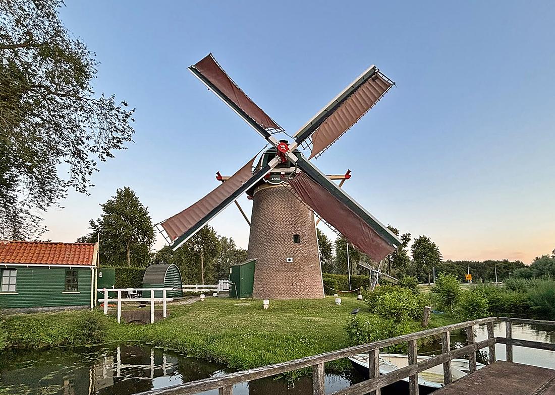 1, Molen 00987 Rodenburgermolen (Leiden), Job de Groen (10-07-2026)De molen gezien vanaf het naastgelegen terrein van hockeyvereniging „Roomburg”. | Database Nederlandse molens