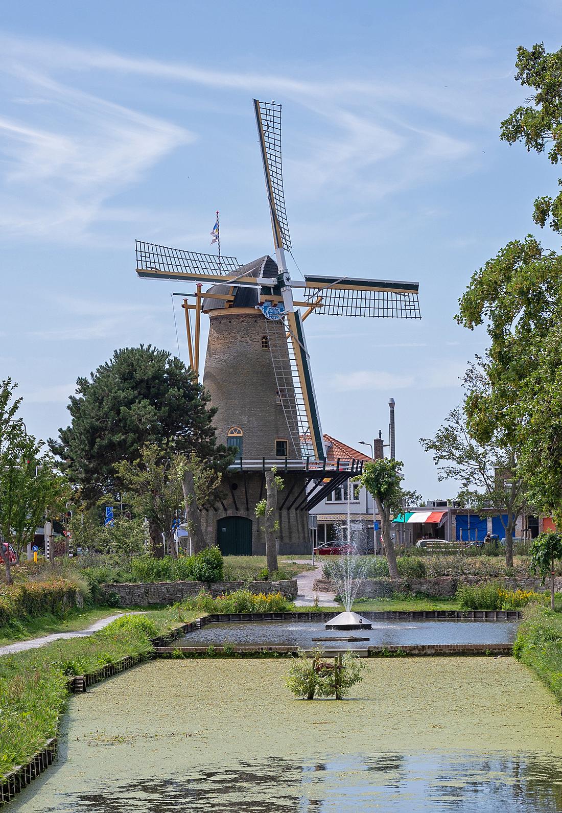2, Molen 01527 De Vier Winden (Monster), Joris Vrensen (12-07-2026)De molen met de langwerpige vijver op de voorgrond, wat een aardig beeld oplevert.&nbsp; | Database Nederlandse molens