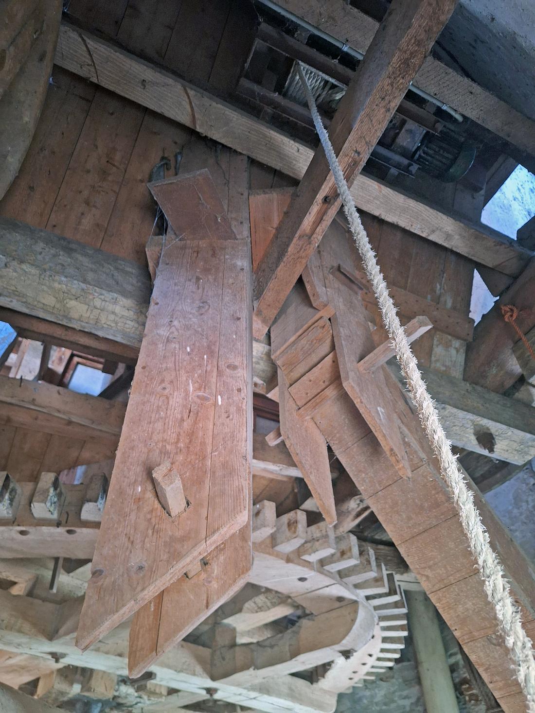 11, Molen 02651 De Toekomst (Hoeven), Jay Verkerk (22-03-2026)Heel bijzonder is dat de houten meelpijp (rechtsonder) hier op twee plekken verplaatsbaar is. | Database Nederlandse molens