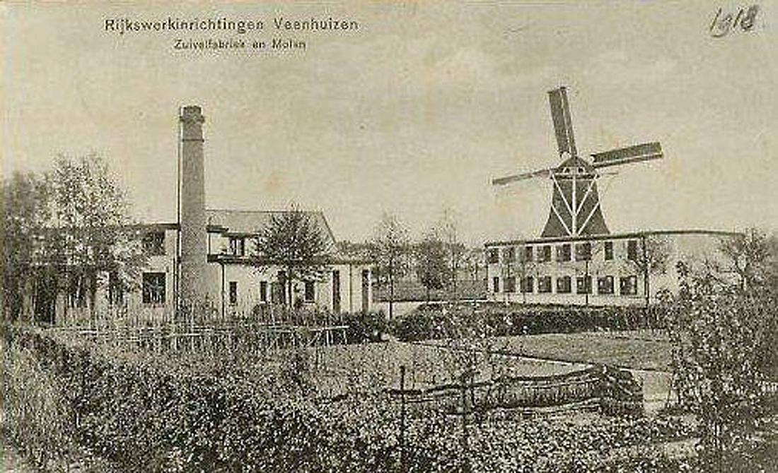 4, Molen 04263 i Molen van de Rijkswerkinrichting (Veenhuizen), Ansichtkaart coll. JNJ Vondeling, de molen en de zuivelfabriek | Database Nederlandse molens