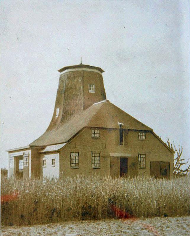 1, Molen 00398 Molen Van den Brink (Wichmond), Foto R. Bakker, 17 jan. 2016 De foto is gemaakt van een originele foto (ca 1950/1960) die in bezit is van de toenmalige bewoner. | Database Nederlandse molens
