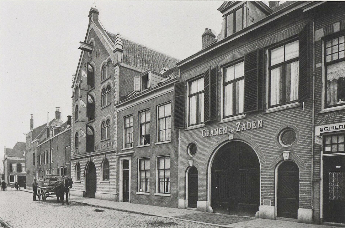 2, Molen 17317 Grutterij van Johannes Leupen - Gasthuisvest (Haarlem), Gasthuisvest, noordzijde tussen Grote Houtstraat en Klein Heiligland, ziende naar het noordwesten. Panden van de firma Wed. J.Leupen &amp; Zn. Grutterij.Datering&nbsp;1916Collectie&nbsp;1100 - Beeldcollectie van de gemeente HaarlemInventarisnummer&nbsp;20288 | Database Nederlandse molens