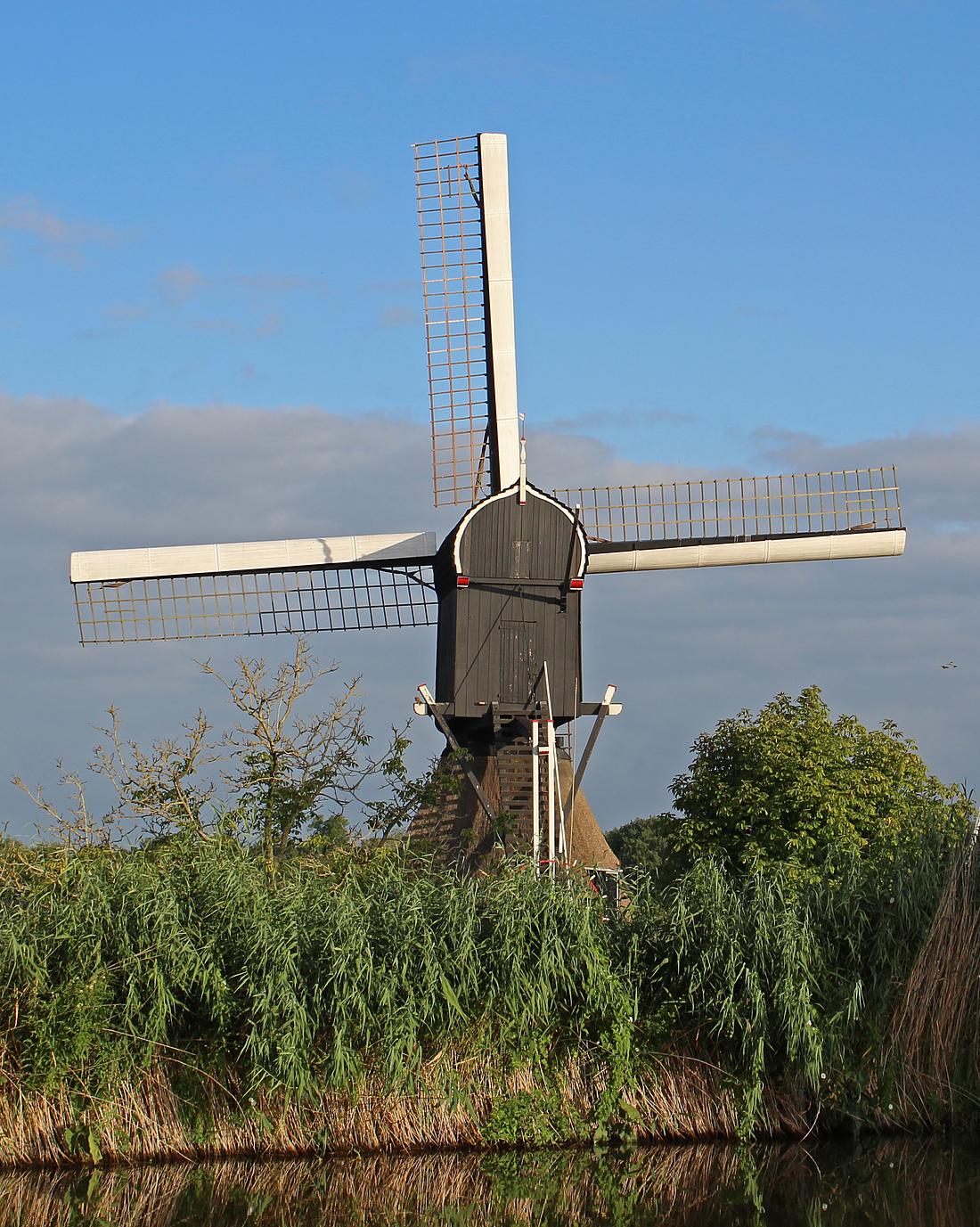 Molen 00021 Westveense Molen (Woerdense Verlaat), Denis Van Cronenburg (20-07-2026)De wipmolen nu met witte fokborden. | Database Nederlandse molens