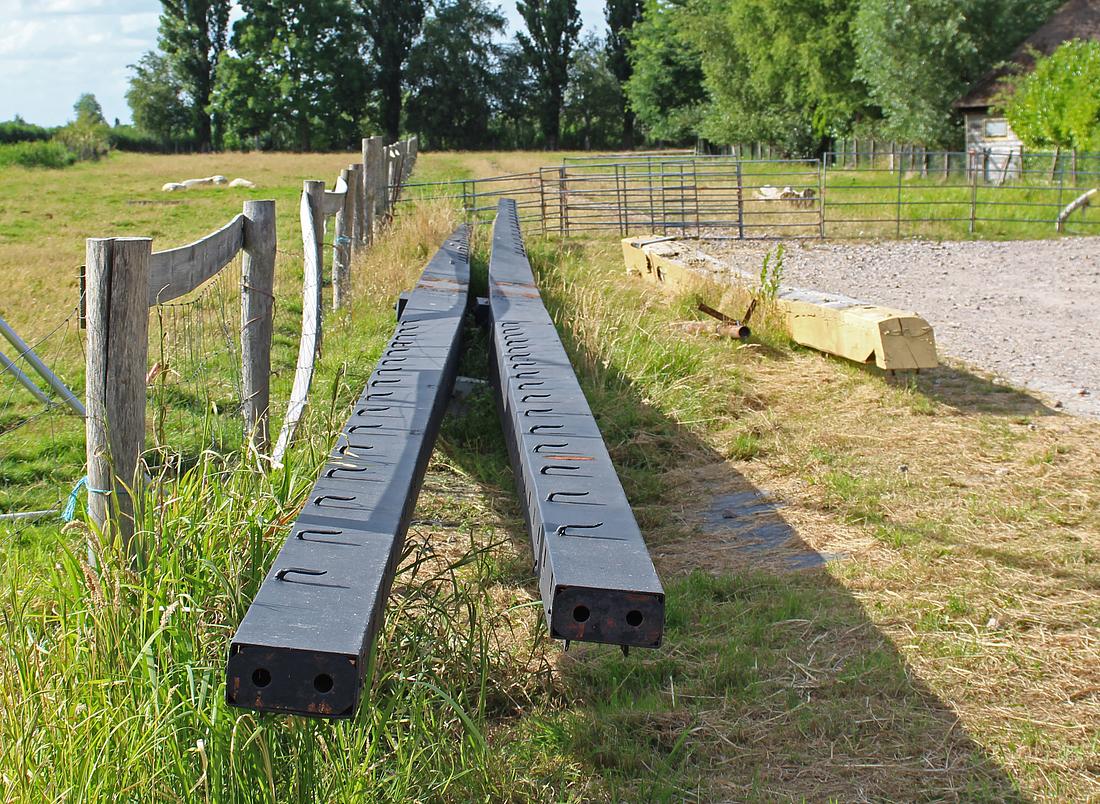 10, Molen 00997 De Veenmolen (Wilnis), Denis Van Cronenburg (19-07-2026)De beide Straathof-roeden en de oude staartbalk liggen terzijde. | Database Nederlandse molens