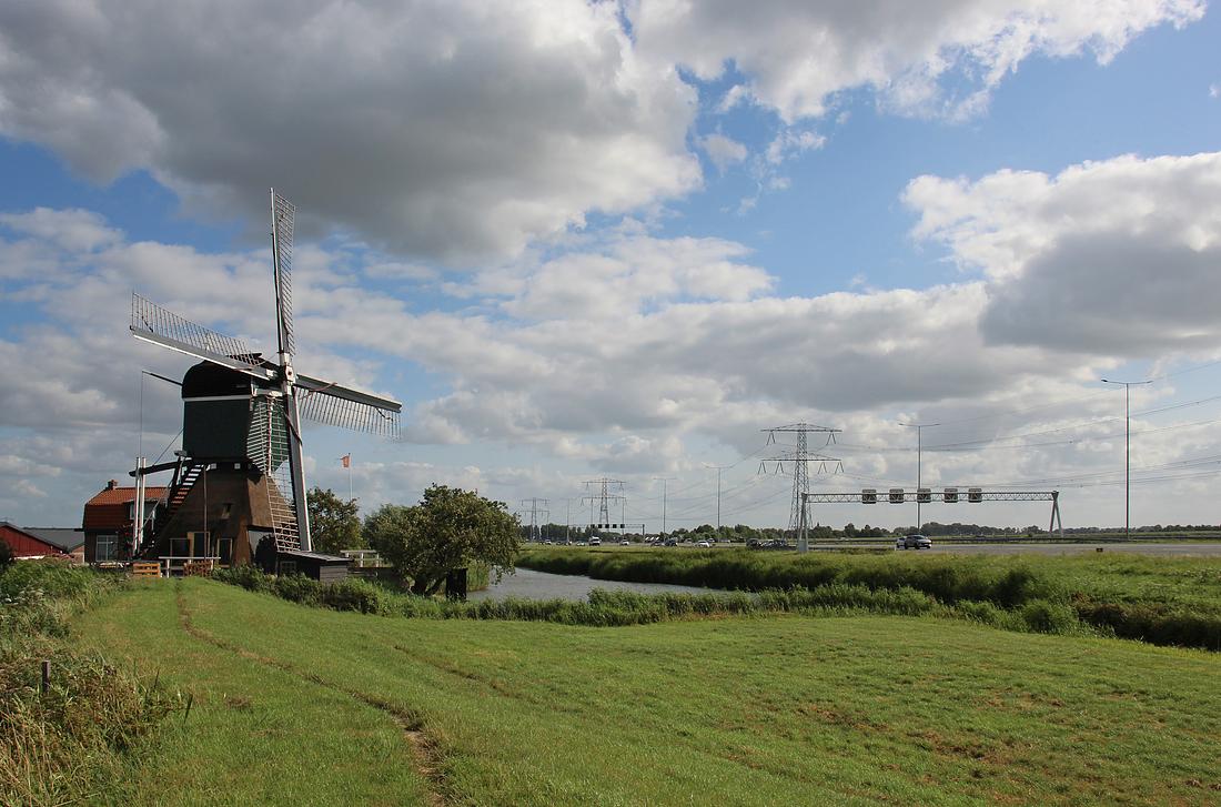 6, Molen 01052 Oukoper Molen (Nieuwer Ter Aa), Denis Van Cronenburg (19-07-2026)Rechts de drukke A2. | Database Nederlandse molens