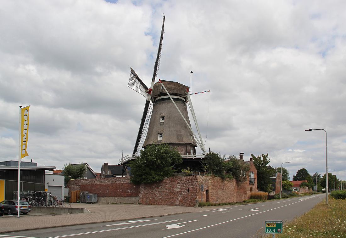 1, Molen 01059 De Valk (Montfoort), Denis Van Cronenburg (20-07-2026)Een drukke omgeving met links een supermarkt. | Database Nederlandse molens