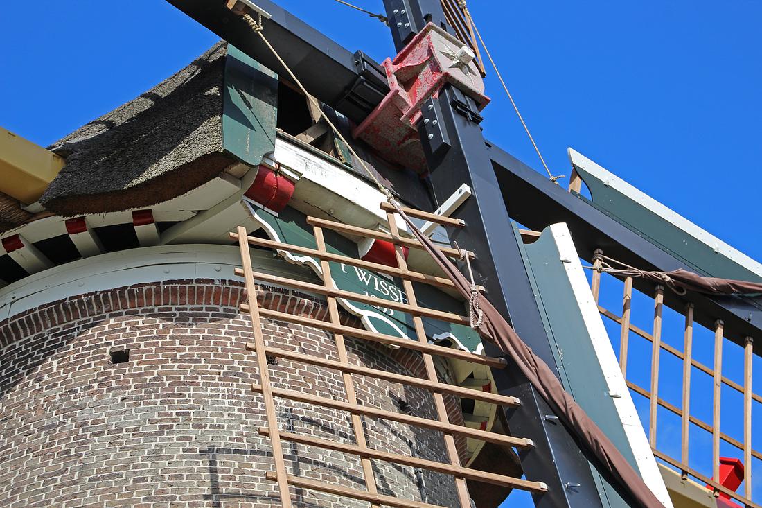 1, Molen 02483 't Wissel (Elst), Denis Van Cronenburg (19-07-2026)Aan de kap wordt nog gewerkt. | Database Nederlandse molens