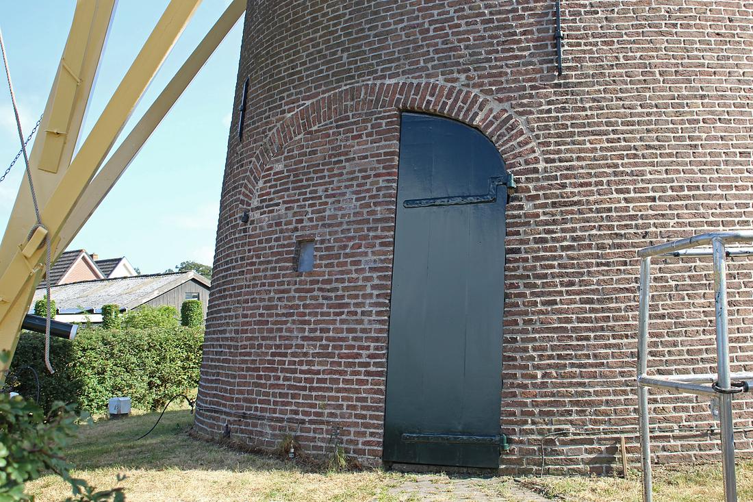 10, Molen 02483 't Wissel (Elst), Denis Van Cronenburg (19-07-2026)De ingang is in het verleden voor twee-derde dichtgemetseld. | Database Nederlandse molens