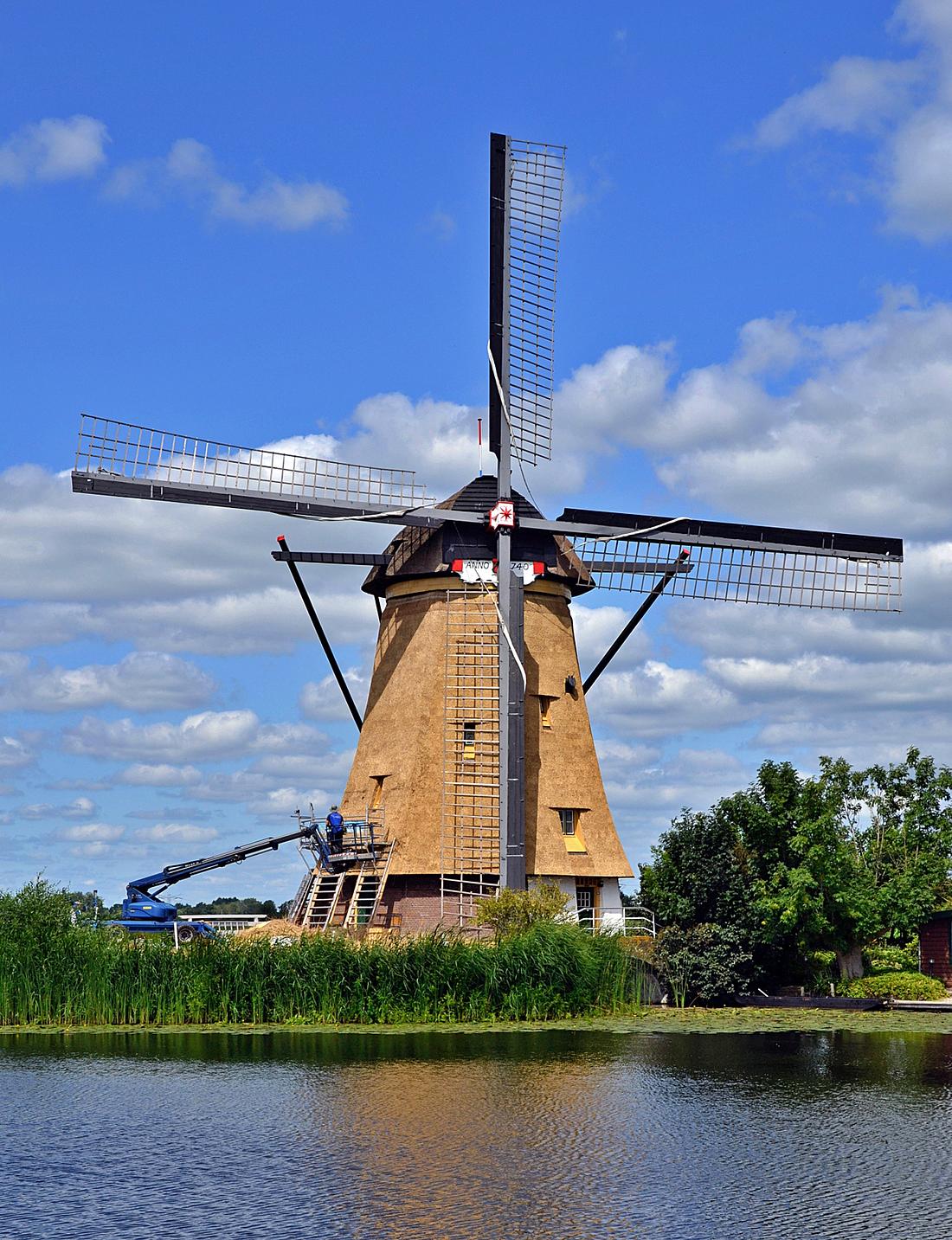 1, Molen 01508 Overwaard Molen No.8 (Kinderdijk), Rob Pols (21-07-2026)De molen heeft een nieuw rietdek op het achtkant gekregen. | Database Nederlandse molens