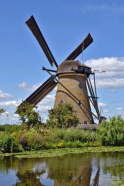 Molen Nederwaard Molen No.6, Kinderdijk, Rob Pols (21-07-2026)De molen in de volle zeilen met de teruggekeerde soberder kleurstelling van het wiekenkruis. | Database Nederlandse molens
