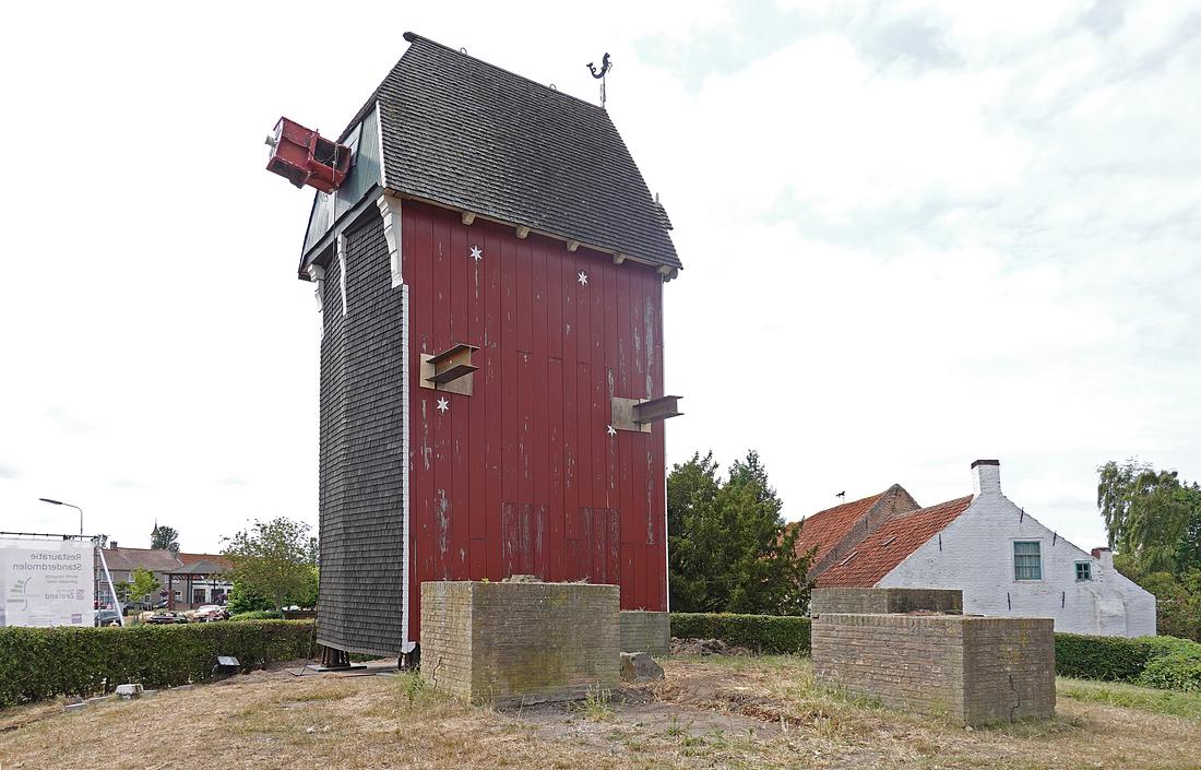 1, Molen 01673 (Naamloos) (Retranchement), Jan de Witte (22-07-2026)De kast staat naast de lege teerlingen, het kruiswerk is weggehaald. | Database Nederlandse molens