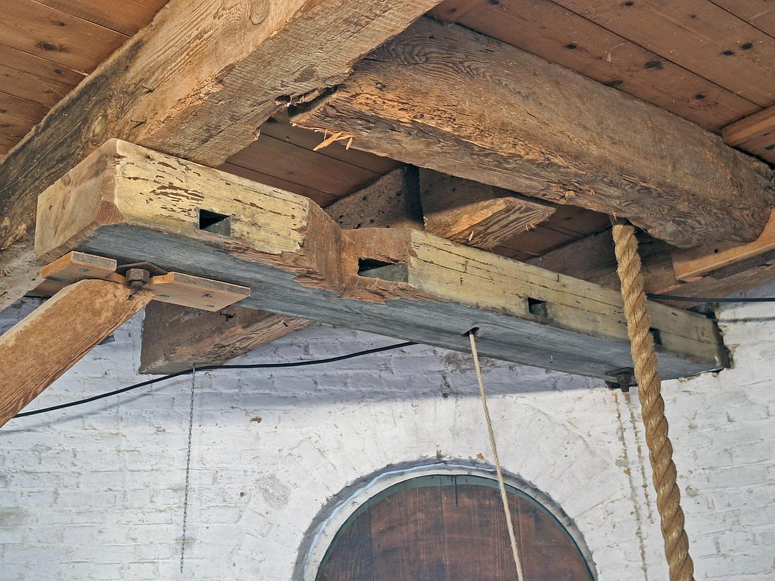 16, Molen 02593 De Hoop (Den Hout), Jay Verkerk (22-03-2026)Een stuk houten roede. | Database Nederlandse molens