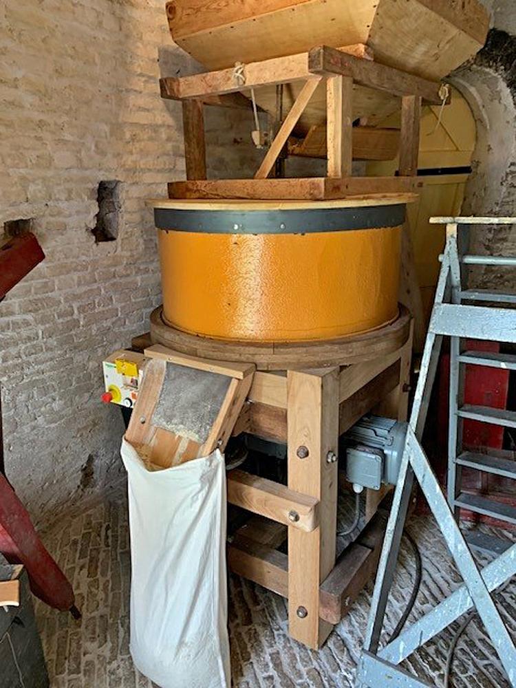 16, Molen 01983 De Goede Hoop (Mijnsheerenland), Wim van der Giesen (12-07-2026)De gerestaureerde maalstoel voor gebruik bij windstilte of slechte biotoop. | Database Nederlandse molens