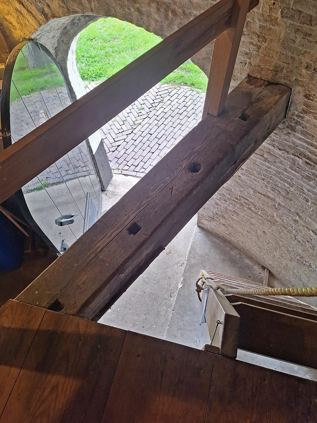 7, Molen 01648 De Witte Molen (Rilland-Bath), Jay Verkerk (06-06-2026)Een oude houten roede, die de halve zolder draagt. | Database Nederlandse molens