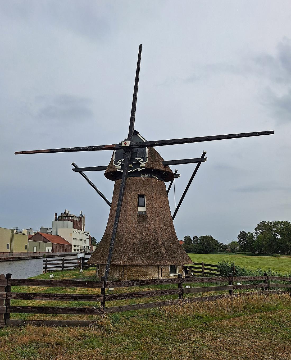 Molen 03289 De Skarrenmoune (Scharsterbrug / Skarsterbrêge), Wouter Bakker (30-07-2026)De molen staat nu met kale roeden. | Database Nederlandse molens