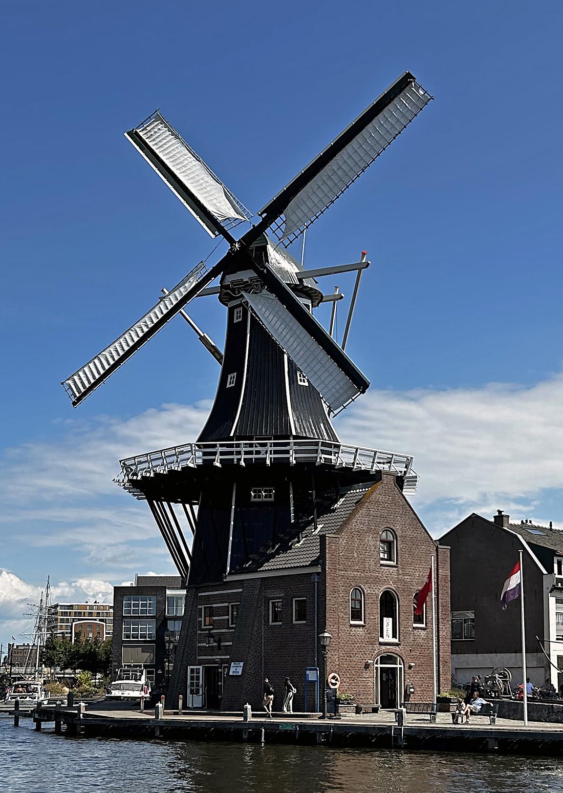 Molen 10693 De Adriaan (Haarlem), Abel van Loenen (01-08-2026)De molen nu met het Oud-Hollandse wieksysteem.Kijk hoe de wind de zeilen zo mooi tussen de heklatten drukt. | Database Nederlandse molens
