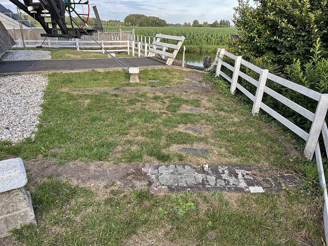 7, Molen 00053 Steektermolen (Alphen aan den Rijn), Bram de Vries (12-07-2025)Bij de molen zijn nog de oude krimpmuren van de achterwaterloop uit de scheprad-tijd aanwezig, hier allebei goed te zien. Daarachter de huidige vijzelbak. | Database Nederlandse molens