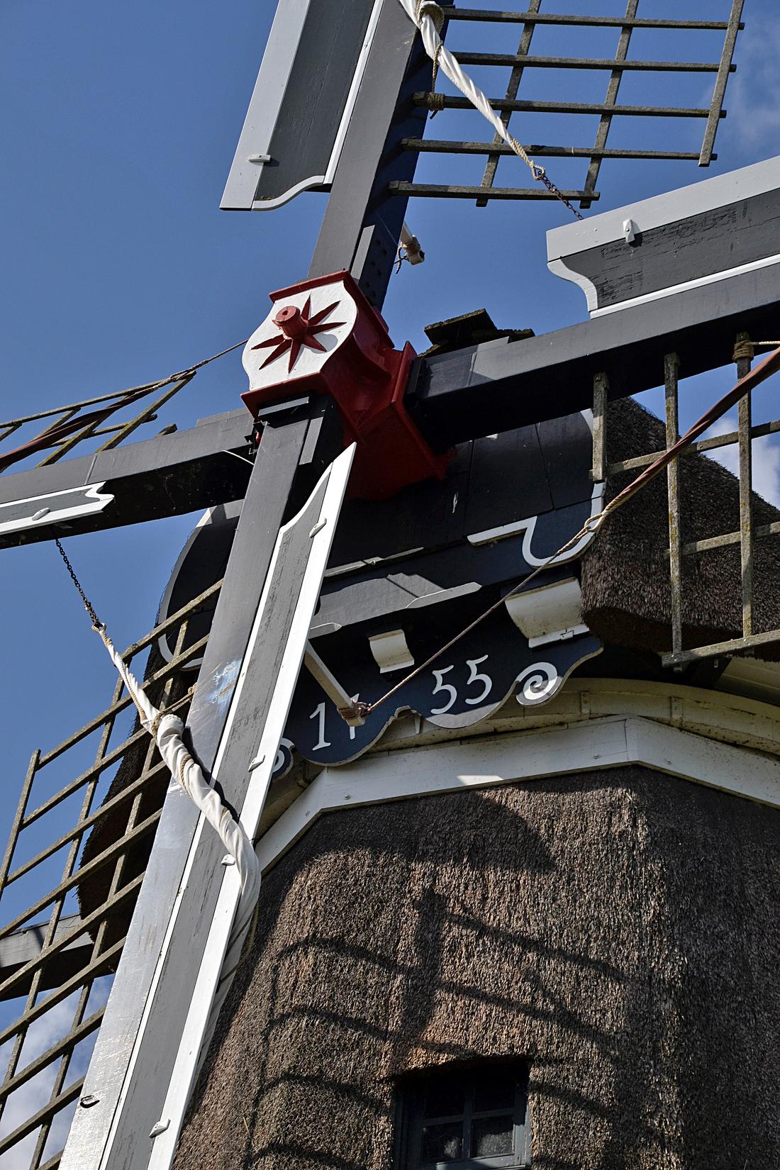 8, Molen 03684 De Korenmolen / De Kaai (Sleat / Sloten), Rob Pols (31-07-2026)De askop en de baard. Let op de diepe zeeg in het hekwerk! | Database Nederlandse molens