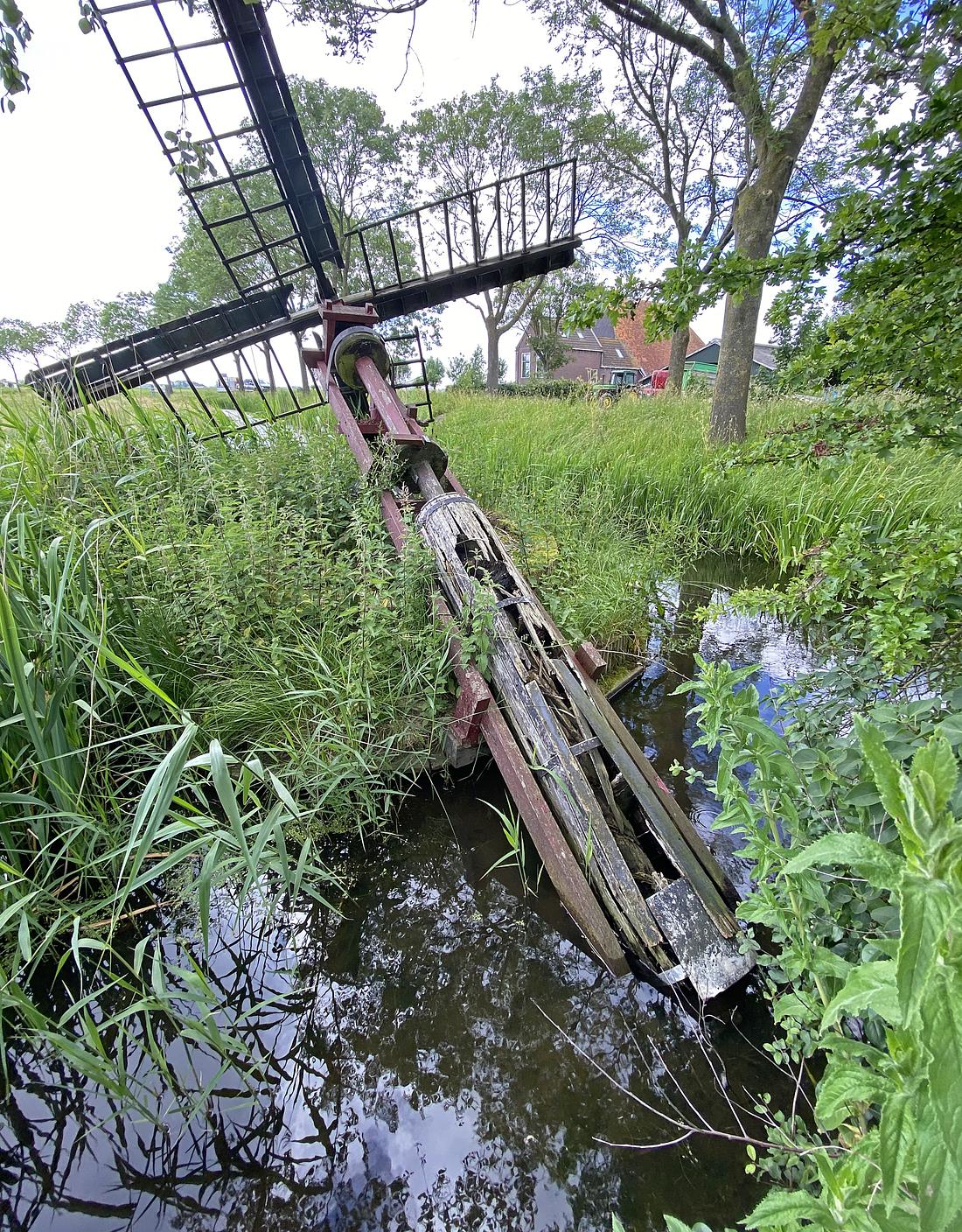1, Molen 11482 (paaltjasker) (Warga / Wergea), Reinder Boorsma (15-07-2026)De foto toont de huidige staat en ligging van de tjasker uit een andere hoek. | Database Nederlandse molens