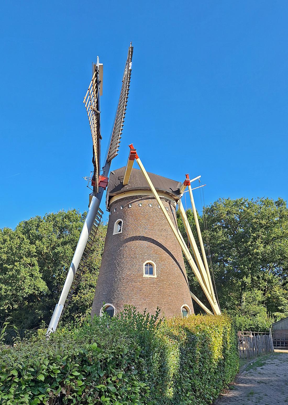 Molen 01228 Joannusmolen (Heumen), Wouter Bakker (08-08-2026)De molen met het nieuwe gevlucht. | Database Nederlandse molens