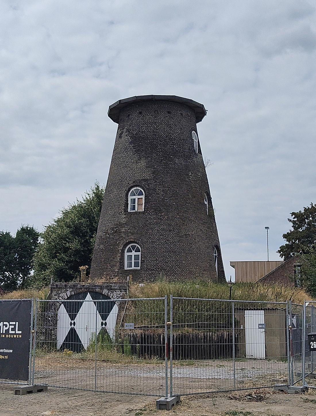 Molen 02778 Sint Oda (Weert), Marijn Kaufman (08-08-2026)De molen met afgenomen kap en wiekenkruis. Wachtend op herstel. | Database Nederlandse molens