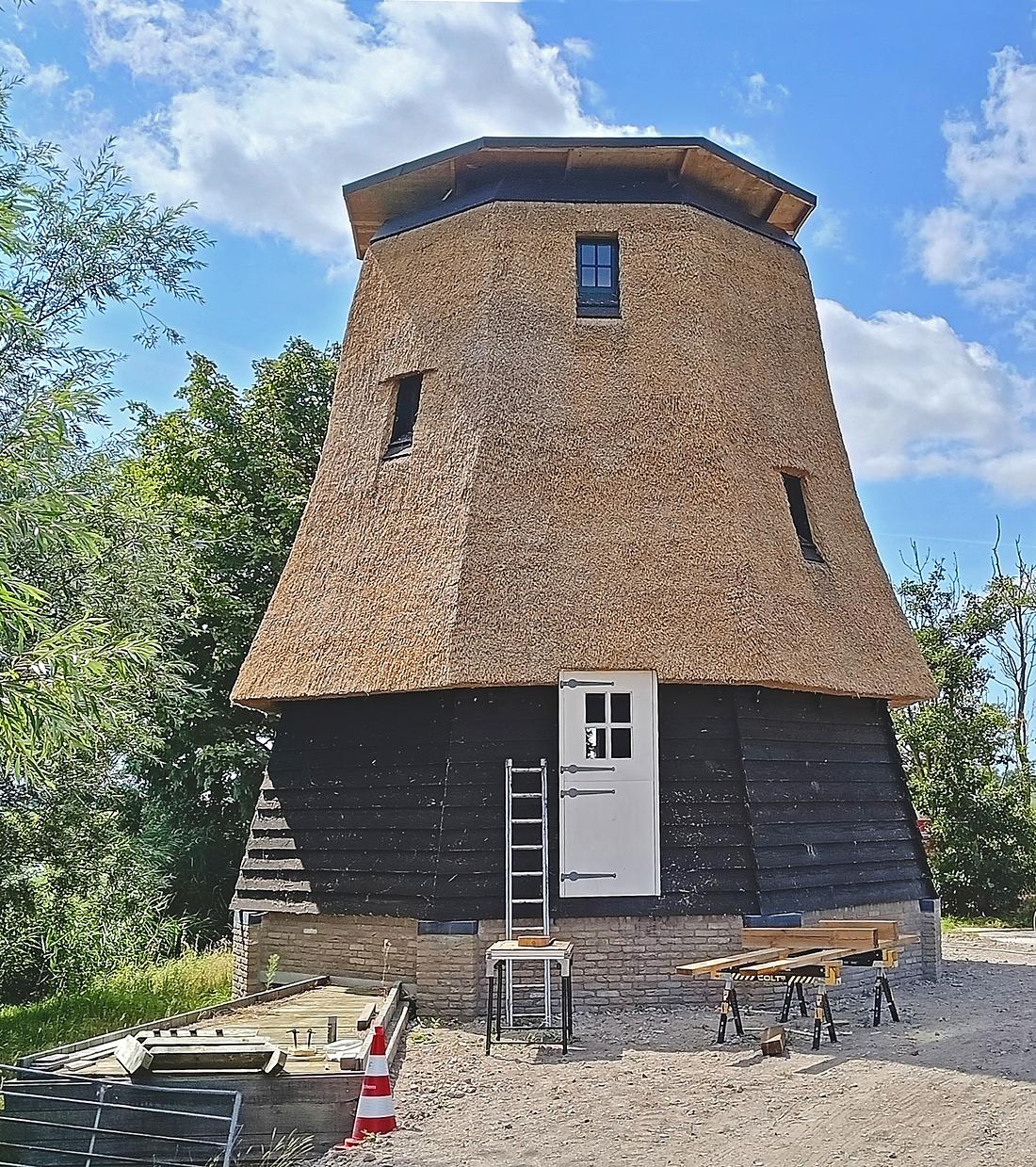 Molen 11443 De Waterdief (Uitgeest), Hennie Boersma (11-08-2026)Het gaat gestaag vooruit. Links vooraan de voorwaterloop naar het scheprad. | Database Nederlandse molens