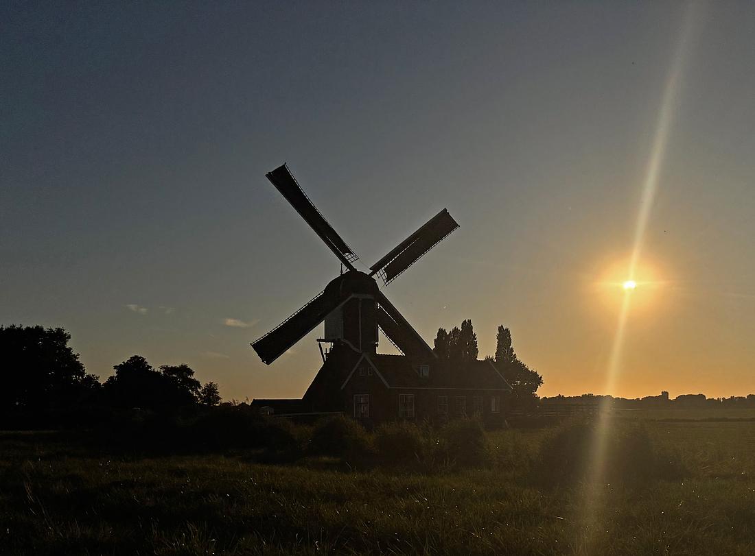 1, Molen 01157 Groote Molen (Zoeterwoude), Job de Groen (12-08-2026)De Groote Molen nog in beweging met volle zeilen, terwijl er een zonsverduistering plaatsvindt. | Database Nederlandse molens